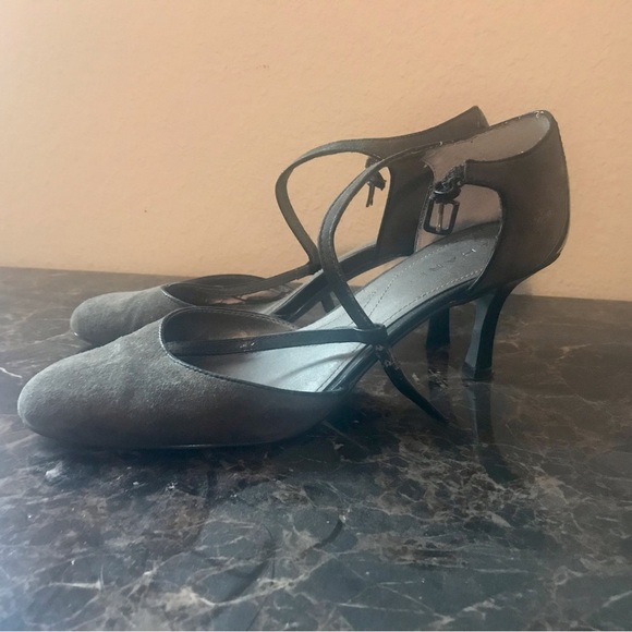 Tahari Olive T-strap D’Orsay Kitten Heels - Picture 2 of 3